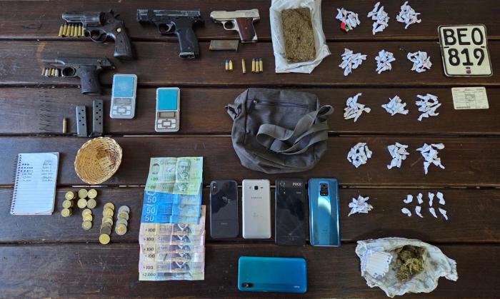 incautaciones en Operación "Lady Smile" artículos incautados: droga, armas y dinero