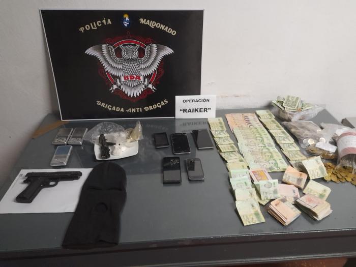 Boca de droga desarticulada en Maldonado se exhibe lo incautado: 1 arma, 1 pasa montañas negro, 5 celulares, 3 balanzas, drogas y dinero