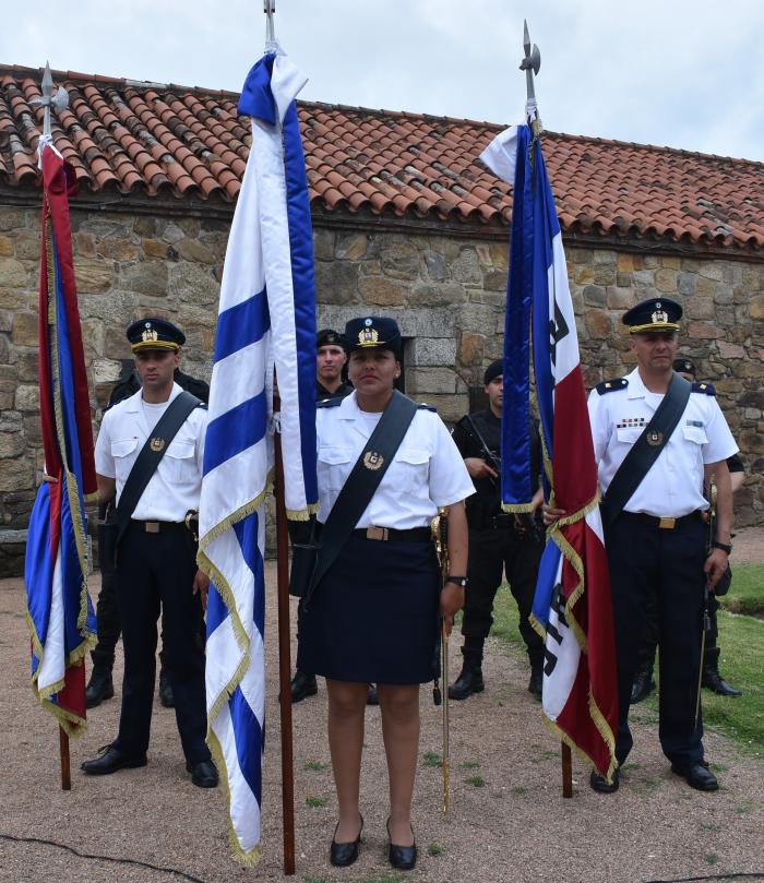 policías con las banderas patrias