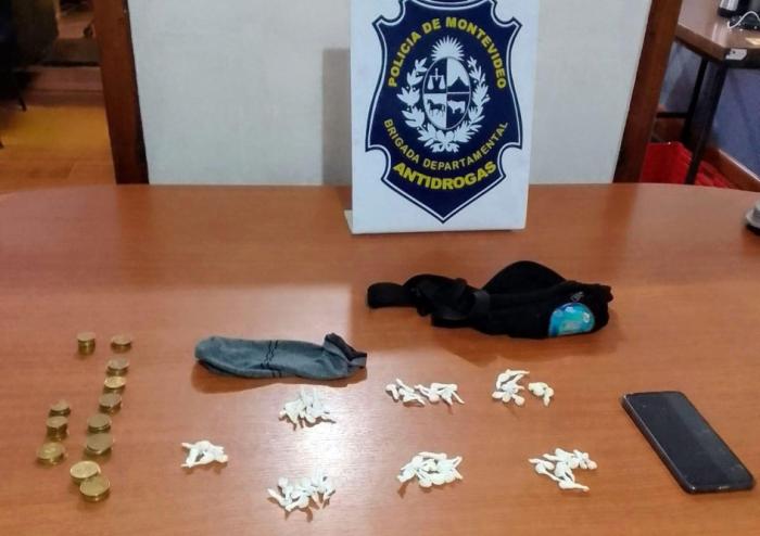 droga y objetos incautados al detenido