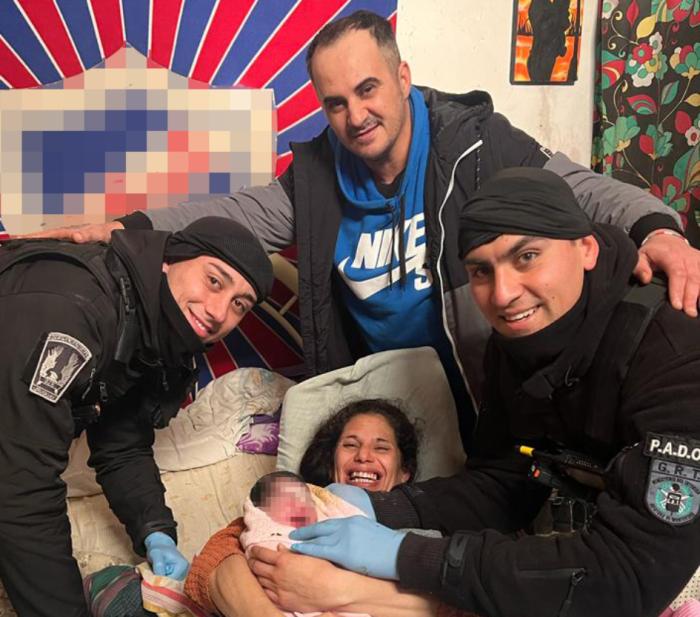 policías con la madre y bebé