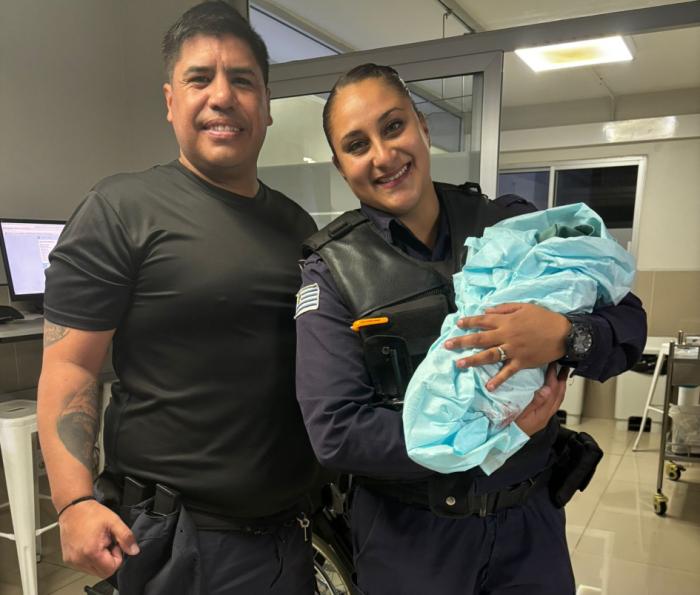 Policías que asistieron el parto con el bebé 