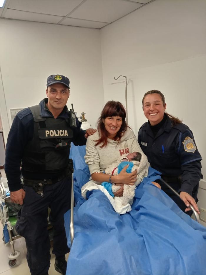 Foto policías junto a la madre