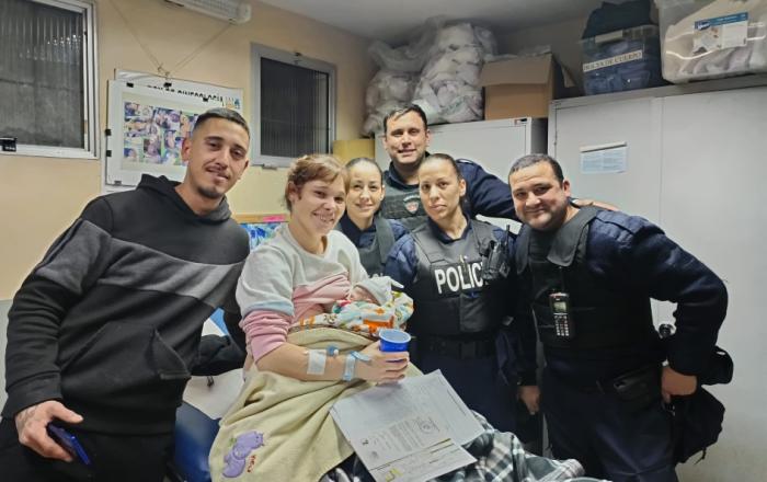 policías junto a los apdres y el bebé