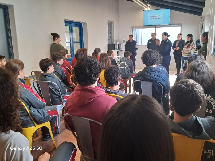 Alumnos y personal polical en salón de charla