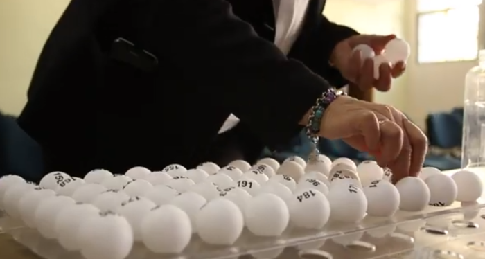 Bolillas con números de los participantes 