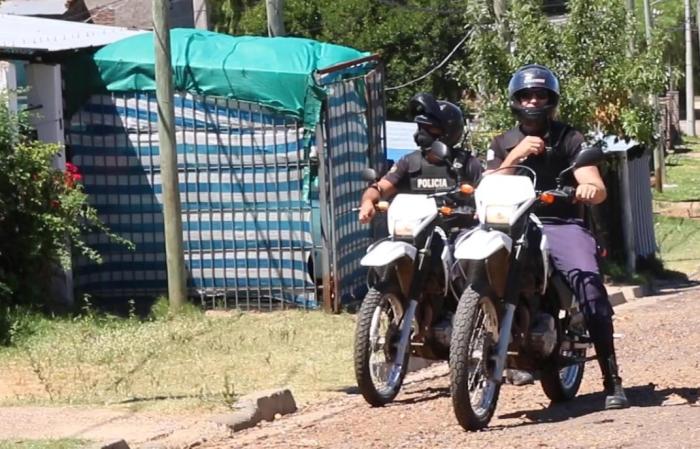 dos policías en moto durante un operativo