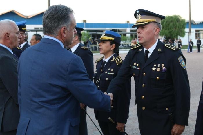 Presidente de la República saludando a las nuevas autoridades