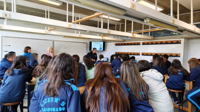 Charla para alumnos de séptimo grado Alumnos presenciando charla de psicologas