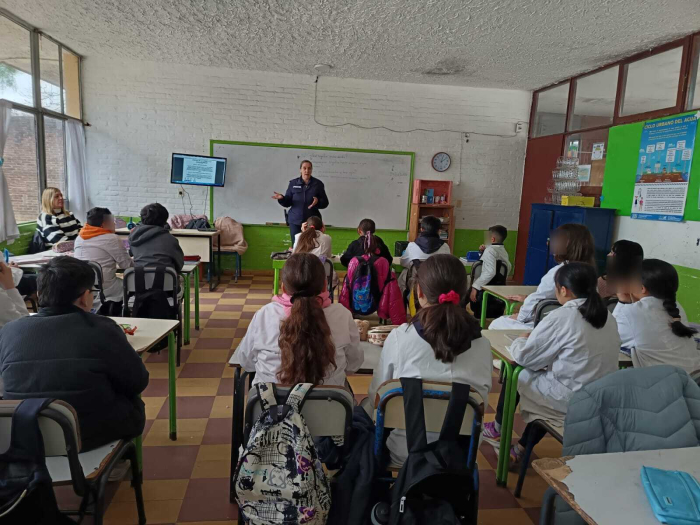 Escuela N°82 Policía dando charla