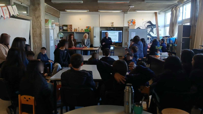 Charla para alumnos de octavo grado Suboficial Maria Inés Thexeira y psicologas