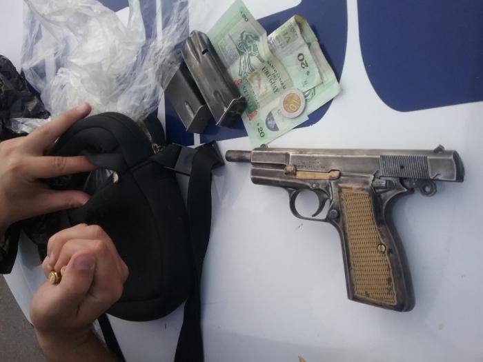 arma y objetos incautados al detenido