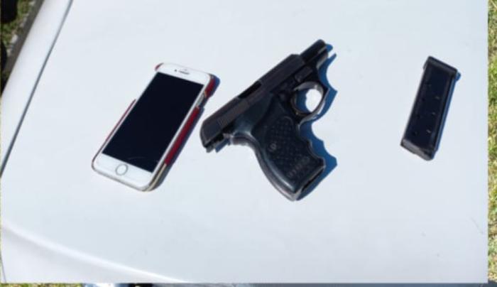arma, cargador y celular incautado al adolescente