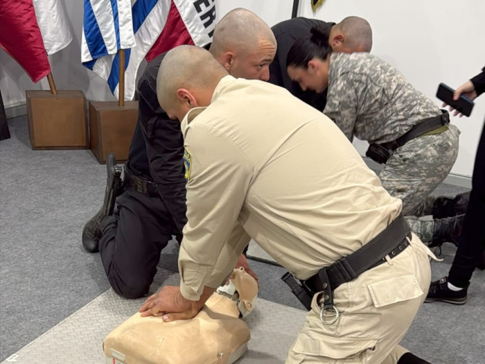 Policias de caminera, jefatura y guardia republicana con muñeco de prácticas