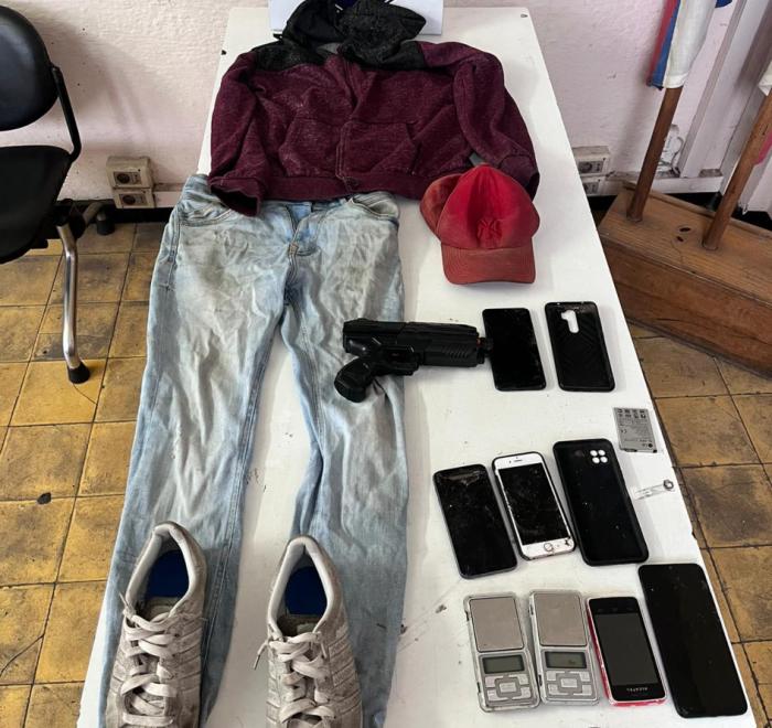 vestimenta y celulares incautados en allanamiento