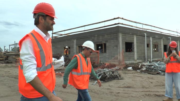 Ministro Martinelli recorriendo las obras de las unidades 27,28 y 29
