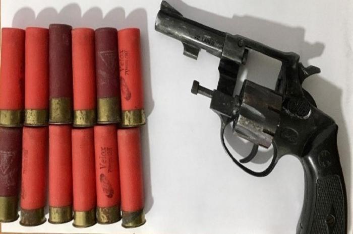 revolver incautado y cartuchos de escopeta