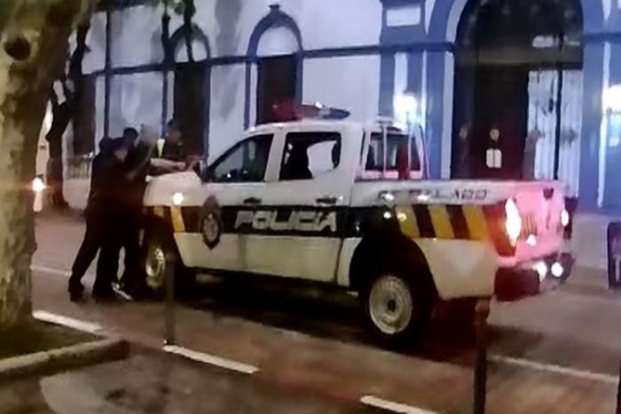 Hombre detenido sobre patrullero