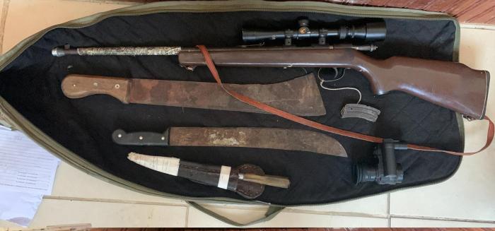 Un condenado por tenencia y porte de armas de fuego y municiones un rifle, dos machetes y un cuchillo incautados por la policía