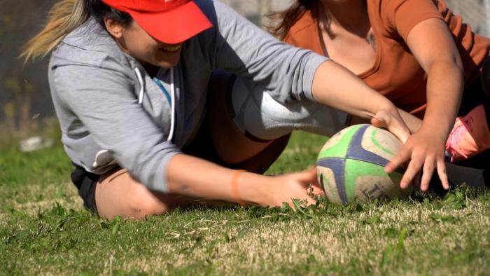 Mujeres privadas de libertad de la Unidad 5 praticando rugby