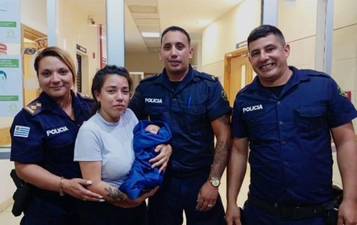 Policías con madre y bebé 