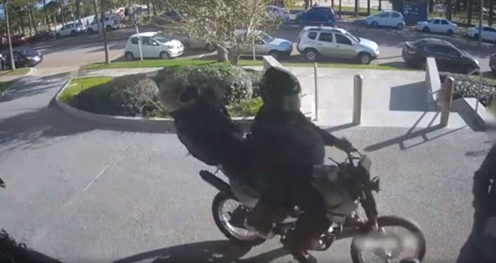 Autores del robo Moto con los dos hombres que robaron en el sanatorio
