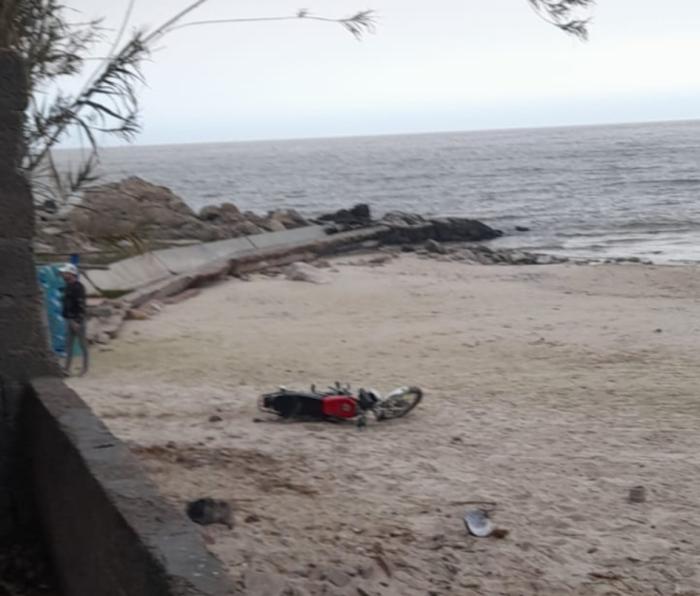 moto arrohjada en la playa