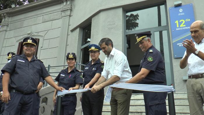 AUTORIDADES EN EL CORTE DE CINTA