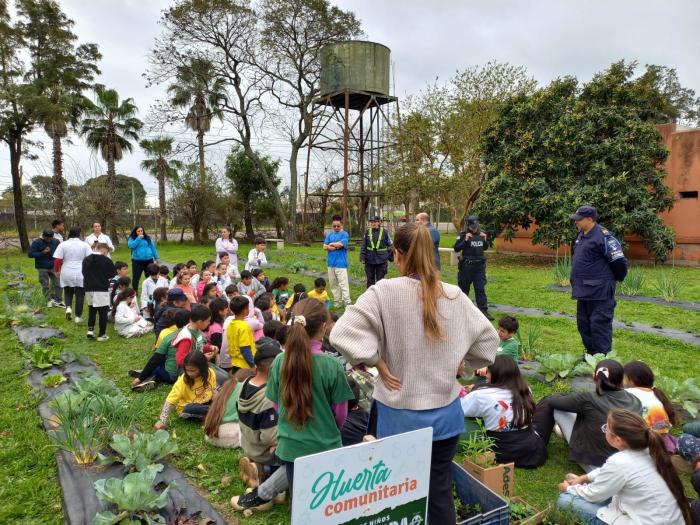 Policías trabajando junto a los niños Policías trabajando junto a los niños