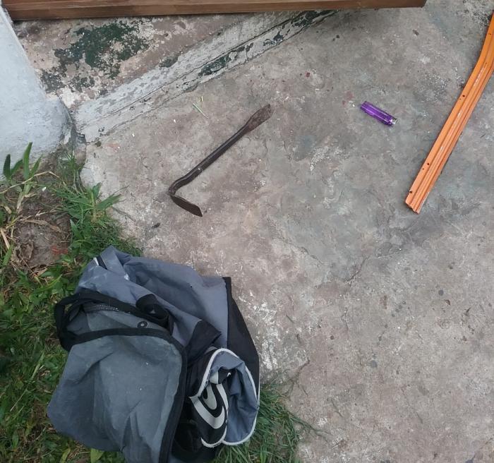 objetos con los que se forzó la puerta para ingresar