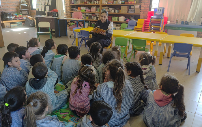 Policía con niños en la actividad 