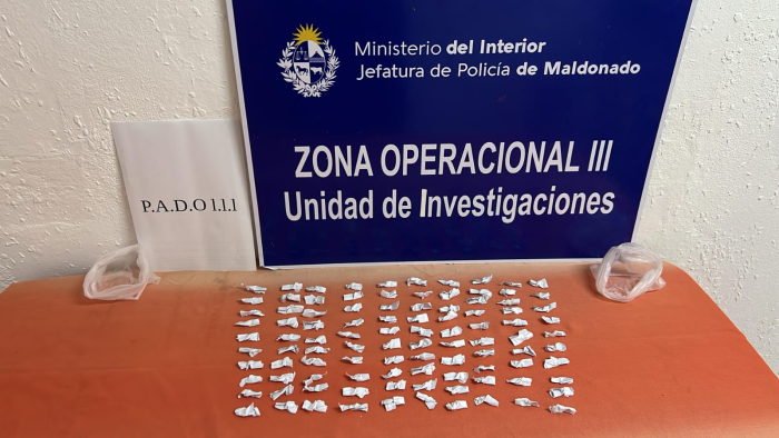 Sustancia estupefaciente incautada. 100 dosis de cocaina incautadas, exhibidas sobre una mesa.