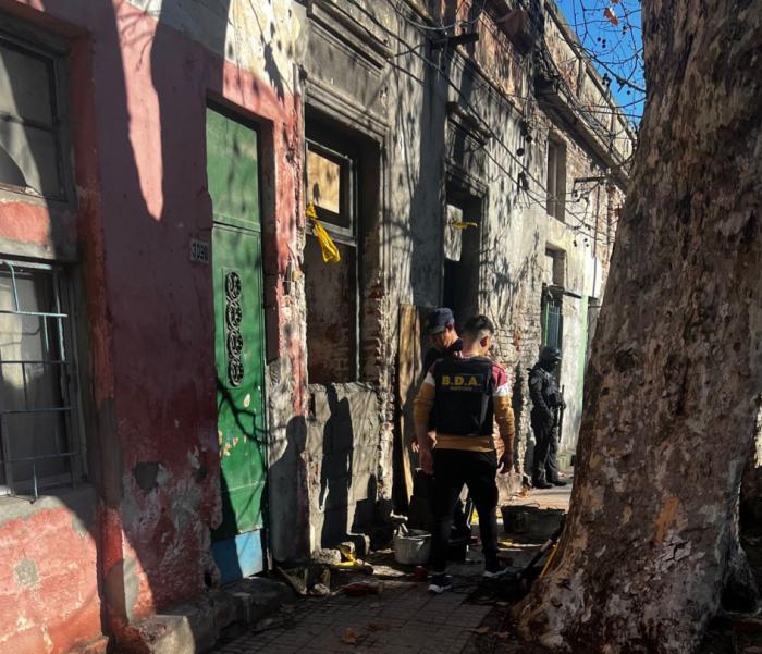 privados de libertad tapiando la vivienda
