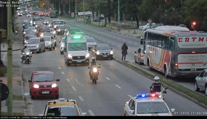 ambulancia trasladando a bebé por Bulevar Artigas