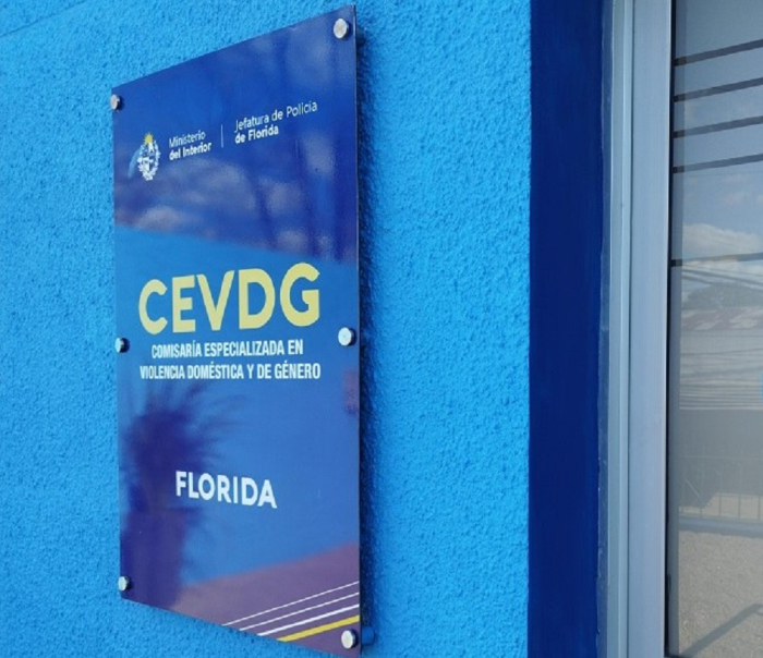 Cartel de la Comisaria Especializada en Violencia Doméstica y de Género