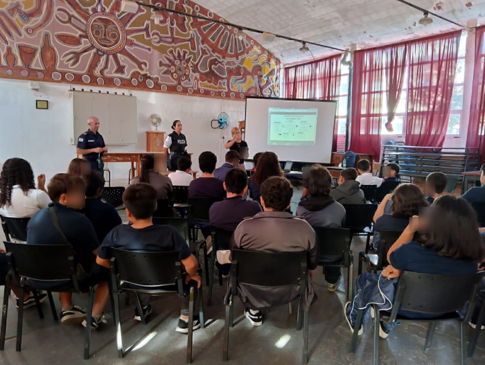 Policia comunitaria brinda taller en UTU