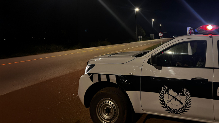 Móvil de la Guardia Republicana detenido al costado de la ruta de noche