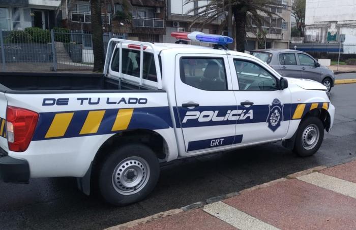 Condenados por rsapiña a Sanatorio Mautone Camioneta policial estacionada en la calle