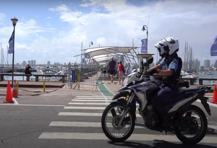 Policías patrullando en moto