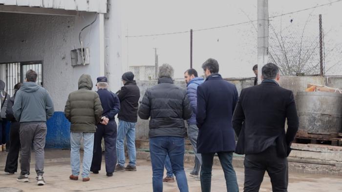 autoridades y empresarios recorriendo las instalaciones