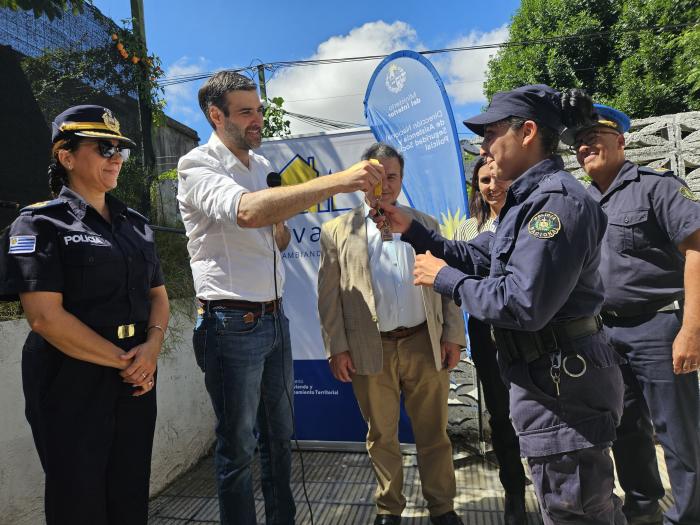 ""- Ministro Martinelli entrga la llave de la viviedna a la policía beneficiaria