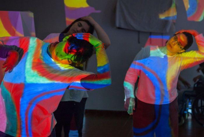 Un grupo de personas participa en una actividad de danza.