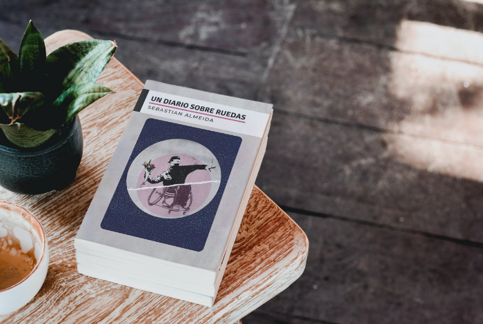 Un libro apoyado sobre una mesa.