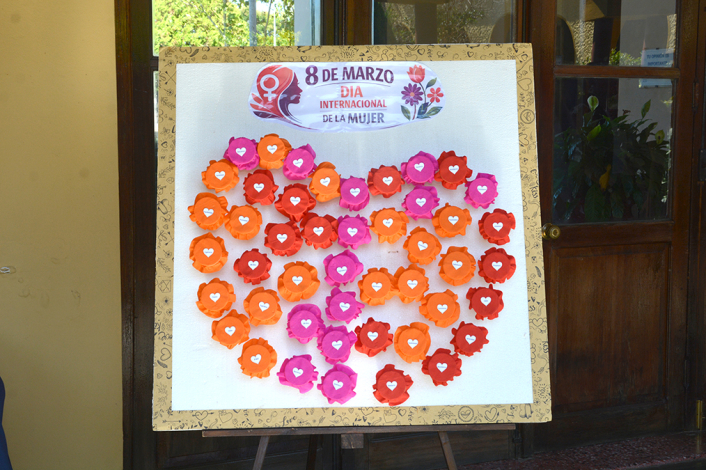 Cartelera con obsequios distribuidos en forma de corazón