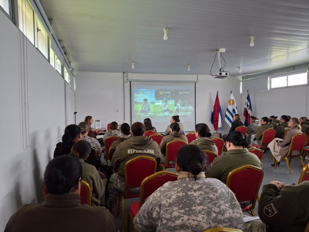 Funcionarias de la Guardia Republicana en salón de conferencias 