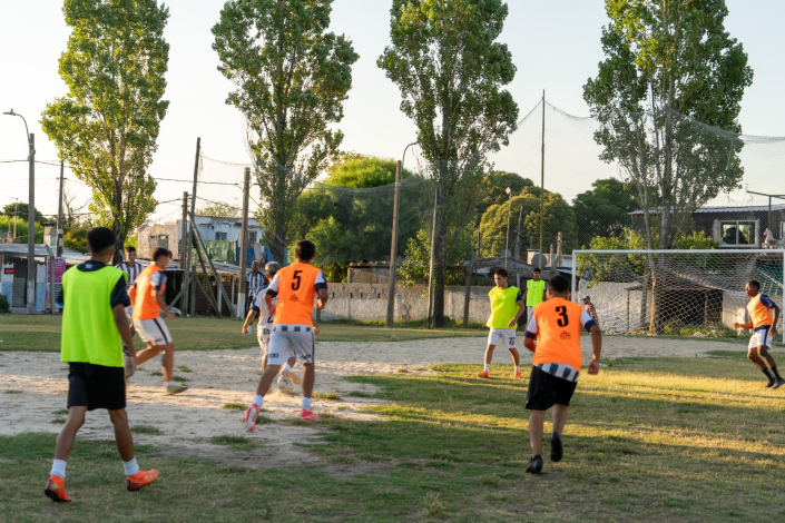 Jóvenes jugando al fútbol durante el lanzamiento del programa