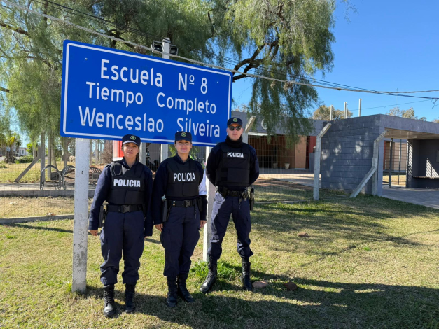 Personal de PCOP frente a la escuela n° 8