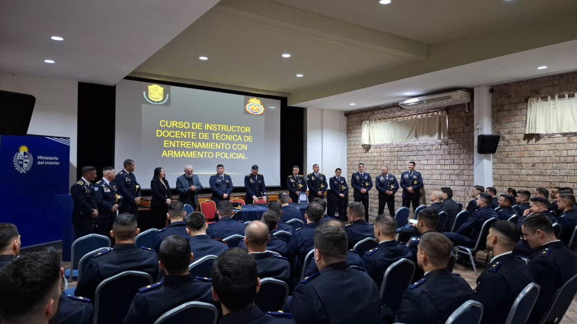 Instructor docente de técnica de entrenamiento con armamento policial