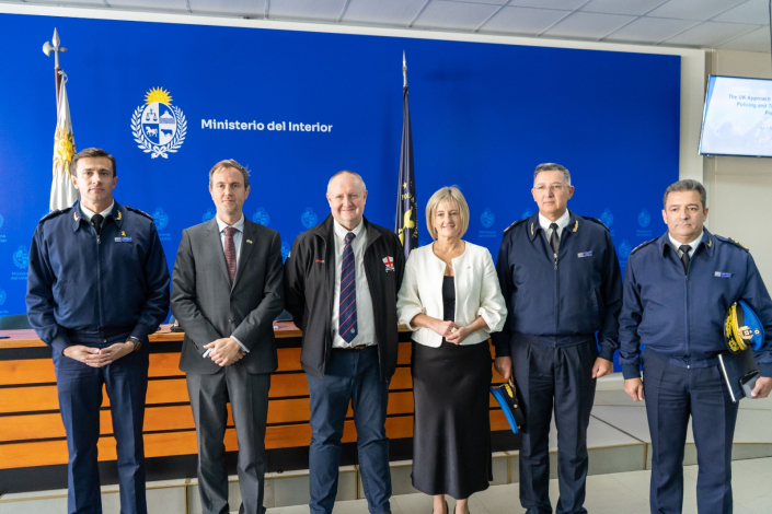 Ministra, Embajador Británico, Director y Subdirector de la Policía y Jefe de Policía de Cheshir