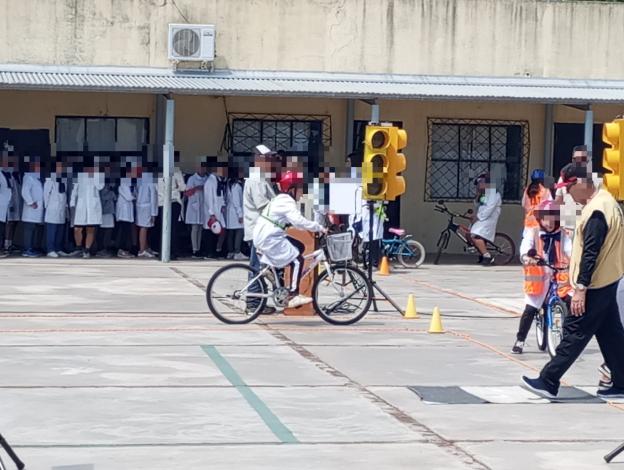 Niña escolar en bicicleta